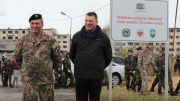 Valsts prezidents kopā ar jaunsargiem Lielajā Talkā atjauno Kalpaka takas laipu pāri Kojas upei