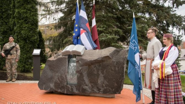 Atklāts Vladislava Lōča piemiņai veltītais piemineklis