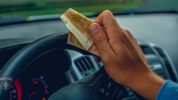 Zemgalē aizturēts  autovadītājs - kukuļdevējs