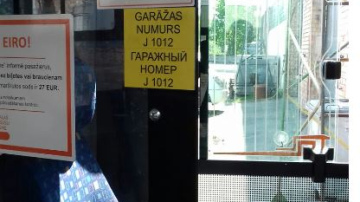JAS autobusos izvietotas plāksnes Braila rakstā