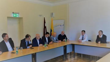 Ministru prezidents ar Valmieras uzņēmējiem diskutē par tautsaimniecībai svarīgiem jautājumiem