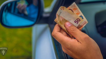 Autovadītājs – ātrumpārkāpējs, mēģināja piekukuļot policistus, piedāvājot 50 eiro lielu kukuli