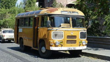 JAS Latvijas valsts simtgades svinībās vizinās ar retro autobusu