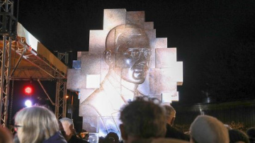 Edgars Rinkēvičs ar Tukuma novada domes priekšsēdētāju atklāj pieminekli pirmajam Latvijas ārlietu ministram Z.A. Meiero