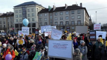 Simtiem vecāku mītiņā Jelgavā protestē pret 2. pamatskolas slēgšanu