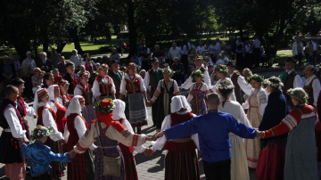 “Sprīdīša skolas” nodarbībās aicina bērnus izzināt dažādus tautas tērpus