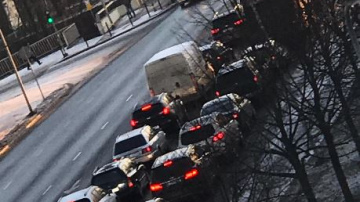 Jelgavā vecāki, cenšoties nogādāt bērnus domes iecerētajā skolā, izraisa vērienīgu sastrēgumu