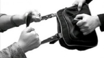 Pa karstām pēdām aiztur vīrieti par laupīšanu Liepājā