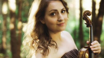 “Lielajā dzintarā” uzstāsies talantīgā vijolniece Elīna Bukša ar “Trio Aventure”