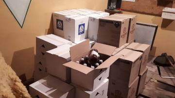 Valsts policija Talsu novadā aiztur sievieti, no nelegālās aprites izņemti 45 tūkstoši cigarešu un nelegālais alkohols