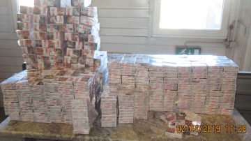 Vieglā automobiļa dubultajā grīdā un kravas vilcienos atklāj gandrīz 200 tūkstošus kontrabandas cigarešu