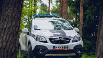 Policisti operatīvi atrod mežā nomaldījušos vīrieti