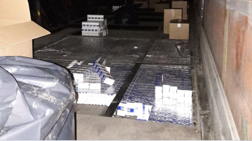 Zemgales policisti aiztur piecu personu grupu un atsavina 1.4 miljonus kontrabandas cigarešu....
