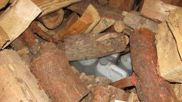 Valsts policija kādas sievietes īpašumā konstatē nelegālo alkoholu