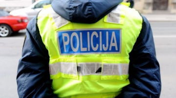 Noskaidrota automašīnas vadītāja, kas uz neregulējamas gājēju pārejas uzbrauca meitenītei un aizbrauca no notikuma vieta