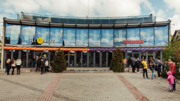 Investējot 1,4 miljonus eiro ēkas iegādē un telpu modernizācijā ,“Hesburger” Liepājā atver trešo restorānu