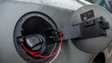 Dobeles policisti aizturēja trīs vīriešus, aizdomās par dīzeļdegvielas zādzību