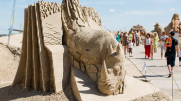 Jelgavā smilšu tēlniecības darbos satiekas antīkās pasaules valdnieki un leģendas