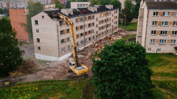Uzsākta par bīstamu atzītās daudzdzīvokļu ēkas demontāža Krāslavā