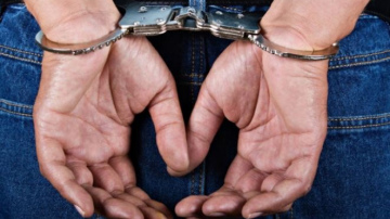 Ventspilī uz  aizdomu pamata par zādzību no transportlīdzekļa aizturēts vīrietis...