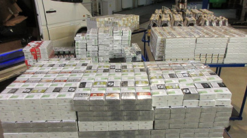 Skenēšanas rezultātā muitas amatpersonas mikroautobusā atklāj 70 tūkstošus cigarešu un 193 litrus alkoholisko dzērienu