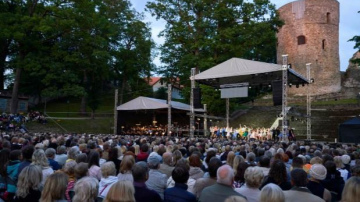 Cēsu Mākslas festivālā izskanējis Vestsaidas stāsta iestudējums