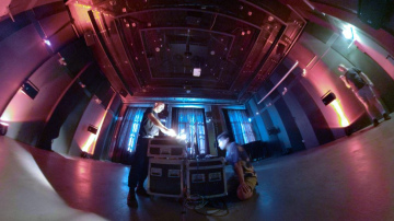 Notiek gatavošanās imersīvās jeb telpiskās skaņas koncertam eksperimentālās elektroniskās nometnes ...