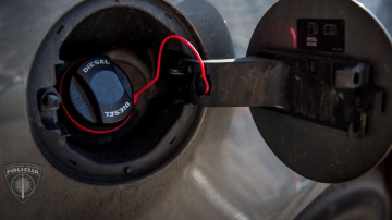 Jelgavas policisti aizturēja vīrieti, aizdomās par dīzeļdegvielas zādzību no vairākām kravas automašīnām