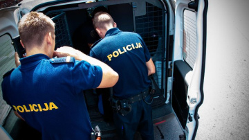 Jelgavas policisti operatīvi aizturēja divus vīriešus, aizdomās par zādzības izdarīšanu Zaļenieku pagastā