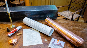 FOTO: Restaurētais krusts un lode atgriežas Cēsu Sv. Jāņa baznīcas torņa smailē