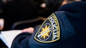 Likumsargi Dundagas novadā aiztur vīrieti, kurš bēg no policijas; tiek pielietots dienesta šaujamierocis