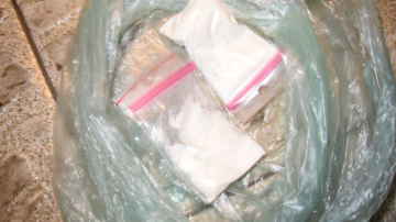 Zemgales reģiona policisti aizturēja divas personas un atsavināja metamfetamīnu