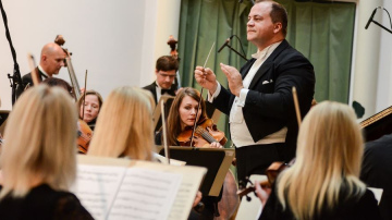Turpinās veiksmīgā sadarbība starp LSO, Vestardu Šimku un Atvaru Lakstīgalu