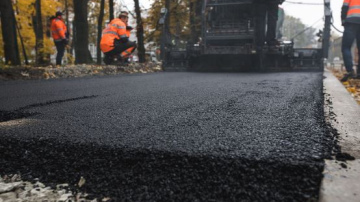Tallinā izbūvēts Baltijā pirmais ceļa posms no pārstrādātiem plastmasas atkritumiem