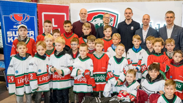 “Maxima” dāvina vārtsarga ekipējumu mazajiem Liepājas hokejistiem