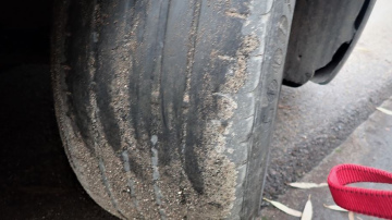 Liepājas pusē divi transportlīdzekļu vadītāji pieķerti pārvietojamies ar “plikām” riepām