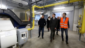 Investējot 10 miljonus eiro, atklāj mūsdienīgu finiera ražotni Krustpils pagastā