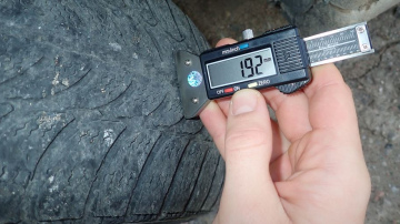 Liepājā divi transportlīdzekļu vadītāji pieķerti pārvietojamies ar neatbilstošām riepām