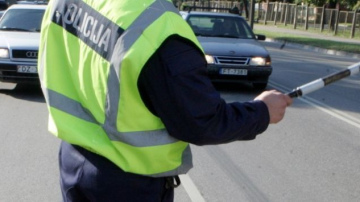 Vīrietis alkohola reibumā un bez tiesībām pārvietojas ar nozagtu automašīnu, Valsts policijā uzsākts kriminālprocess