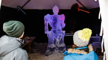 Jelgavā ledus skulptūrās atdzīvojas supervaroņi!