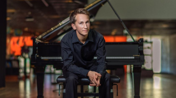 “Lielajā dzintarā” uzstāsies pianisma jaunā zvaigzne Daumants Liepiņš