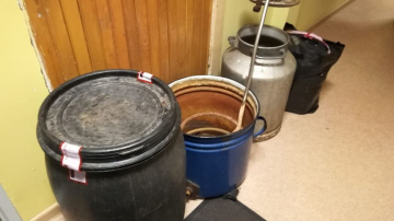 Valsts policija kādā dzīvoklī Grobiņas pagastā konstatē nelegālo alkoholu un alkohola izgatavošanas iekārtas