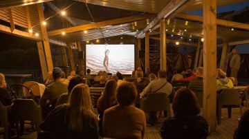 Valmiermuižā noslēgs brīvdabas kino sezonu ar filmu „Nekas mūs neapturēs”