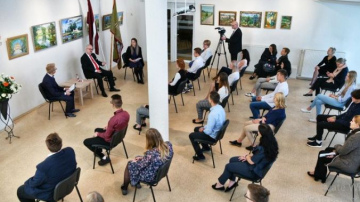 Valsts prezidents sarunā ar Bauskas 2. vidusskolas skolēniem: politika skolas gados sākas...