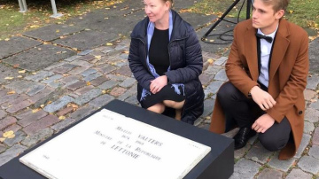 Miķeļa Valtera kapa plāksne nodota Liepājas muzejam