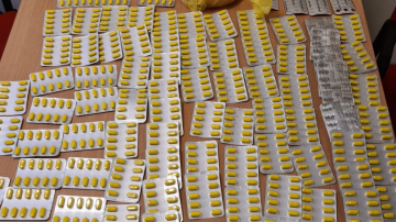 Valsts policijas amatpersonas Liepājā uz aizdomu pamata par psihotropo vielu neatļautu glabāšanu aiztur vīrieti