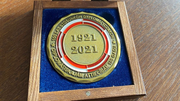 Rēzeknes Tehnoloģiju akadēmija saņem piemiņas medaļu no Polijas vēstniecības