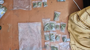 Valsts policijas amatpersonas kratīšanas laikā dzīvoklī konstatēja, iespējams, marihuānu