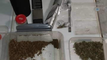 Valsts policija uz aizdomu pamata par narkotisko un psihotropo vielu nelikumīgu apriti Kuldīgā aizturēja divas personas