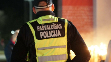 Tērvetē ar cirvi smagi savaino jaunieti